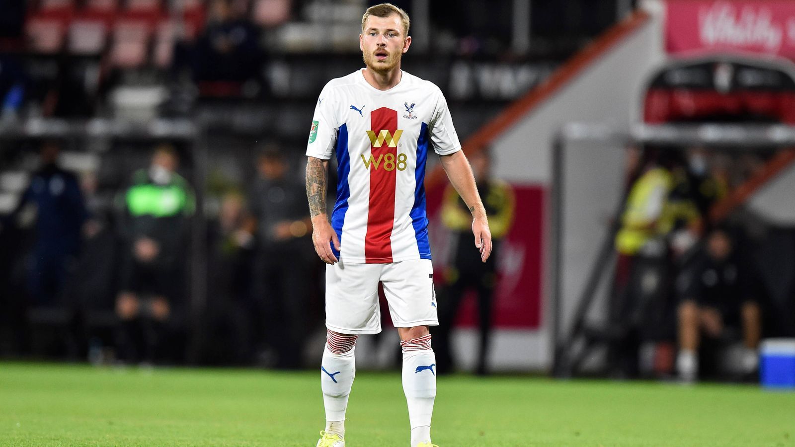 
                <strong>Max Meyer</strong><br>
                Nach zweieinhalb Jahren endet das Kapitel Crystal Palace für Max Meyer durch vorzeitige Vertragsauflösung. Dies ist ein neuer Tiefpunkt für den 25-Jährigen in den zurückliegenden Monaten, nachdem er zuvor in die zweite Mannschaft Premier-League-Klubs verbannt wurde. Im Sommer 2018 verließ Meyer die Schalker, nachdem sich der Spieler und die Verantwortlichen nicht über einen neuen Vertrag einigen konnten. Der damalige S04-Manager Christian Heidel und Meyer-Berater Roger Wittmann schossen seinerzeit immer wieder verbale Giftpfeile hin und her. Hängen geblieben ist folgende Konversation, die Heidel öffentlich machte: "Dann sagt Wittmann: 'Ich rede von dem Weltklasse-Spieler Max Meyer, der in jeder europäischen Spitzenmannschaft Stammspieler sein wird und aller Voraussicht nach zur Weltmeisterschaft nach Russland fährt. Wenn wir von dem gleichen Spieler sprechen, kannst du mir ein Angebot schicken. Sprechen wir von unterschiedlichen Spielern, brauchst du mir kein Angebot zu schicken.'" Meyer fuhr damals nicht zur WM und Crystal Palace war und ist keine europäische Spitzenmannschaft.
              