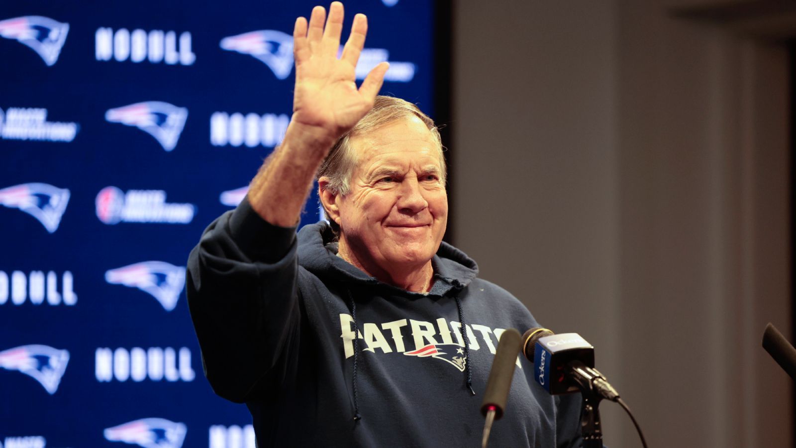 
                <strong>Platz 8: Bill Belichick (New England Patriots)</strong><br>
                Die Jahre seit dem Abgang von Tom Brady haben dem Ruf von Bill Belichick nicht wirklich geholfen. Die Defensive gehörte zwar weiterhin zu den Besseren der NFL, doch in den drei Spielzeiten ohne den langjährigen Quarterback reichte es für die New England Patriots nur 2021 für den Einzug in die Playoffs. Was Belichick in diesem Ranking allerdings am meisten schadet, ist seine Entscheidung, vor der vergangenen Saison mit Matt Patricia einen eigentlichen Defensiv-Spezialisten zum Offensive Coordinator berufen zu haben. Das ging erwartbar schief und lief sogar so schlecht, dass sich der junge Quarterback Mac Jones Hilfe suchend an seinen alten College-Trainer wandte. Vorm totalen Absturz schützen Belichick nur seine sechs Super-Bowl-Siege.
              