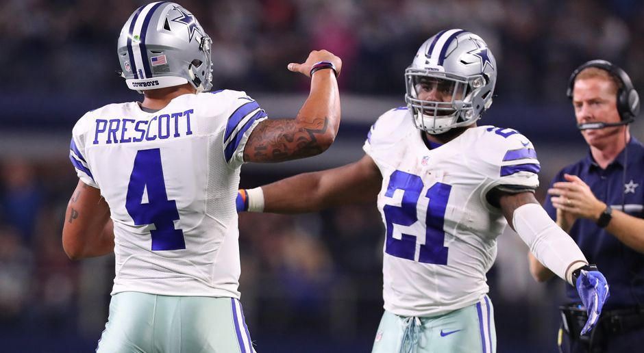 
                <strong>Dallas Cowboys 2016: Verbesserung um 9 Siege</strong><br>
                Die Dallas Cowboys kamen in der Saison 2016 wie Phönix aus der Asche. Mit den Super-Rookies Dak Prescott (l.) und Ezekiel Elliott (r.) mischten sie die Liga auf und avancierten sogar zum Titelkandidaten. In der Divisional Round mussten sie sich allerdings in einem dramatischen Duell den Green Bay Packers geschlagen geben. Nach einer Bilanz von 4-12 in der Spielzeit 2015 landeten sie 2016 bei 13 Siegen und nur drei Niederlagen. Damit verbesserten sie sich um satte neun Siege im Vergleich zur Vorsaison. Nur ein Team schaffte noch einen noch größeren Sprung ...
              