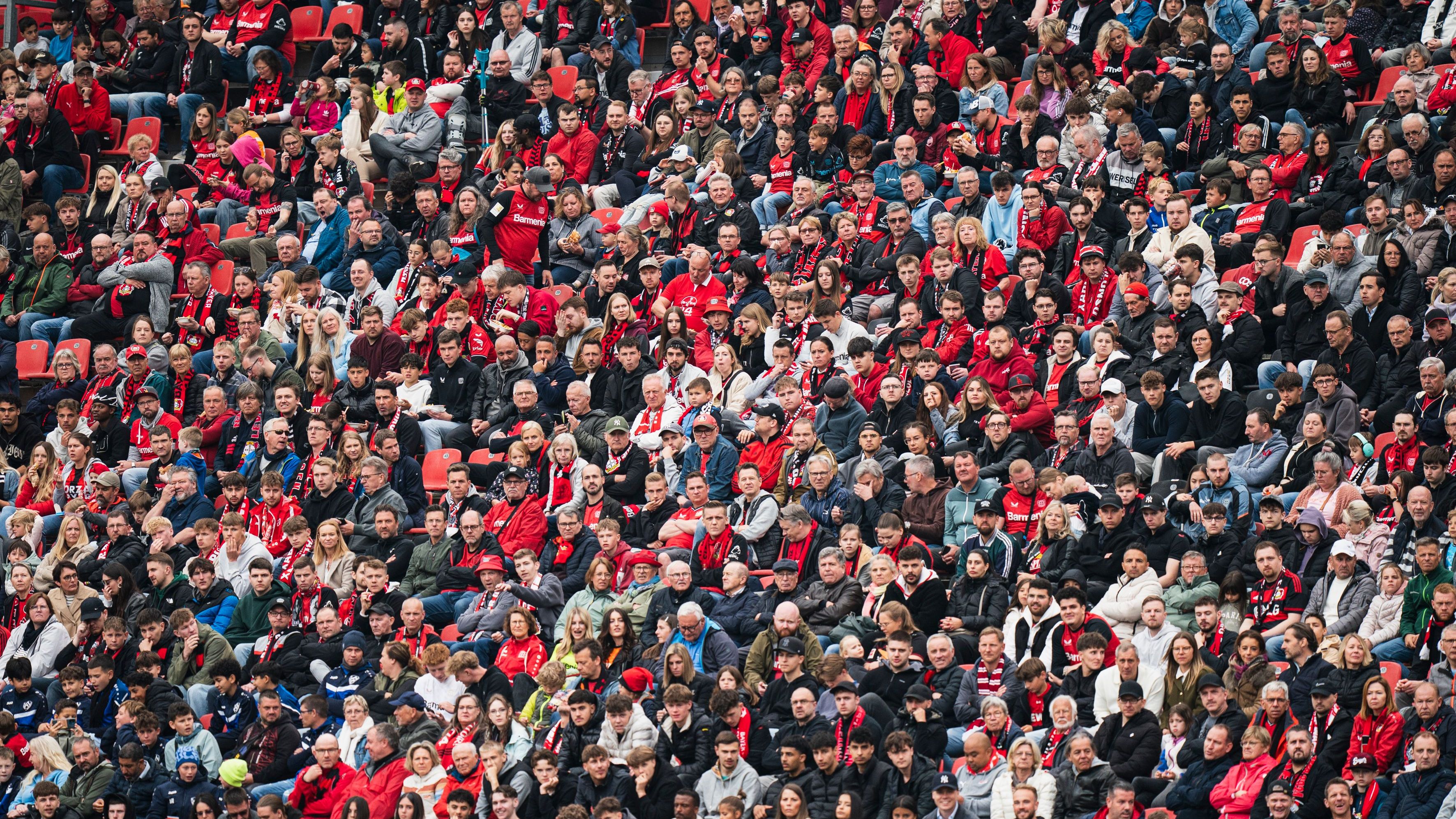 <strong>Bayer Leverkusen<br></strong>Bayer Leverkusen heißt <strong>Curewerk Leverkusen</strong>, denn der Konzern setzt voll auf Biotech. Spieler werden präventiv geimpft gegen Muskelverletzungen, und die neue Stadion-App misst live den Blutdruck der Fans – fürs bessere Spielgefühl.