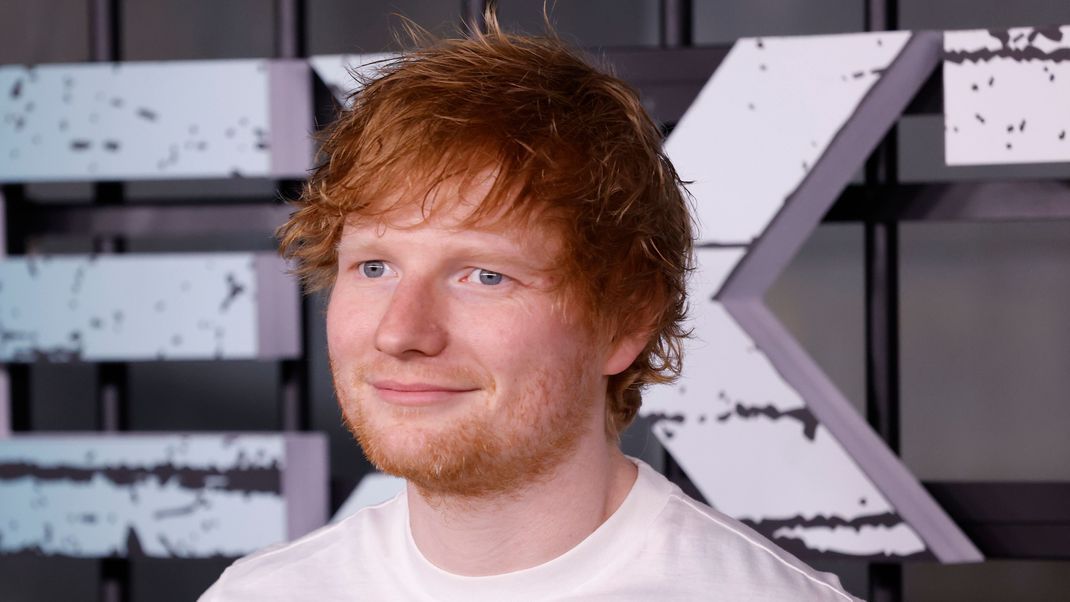 Sänger Ed Sheeran kan nicht nur gut singen, sondern hat auch ein großes Herz. Für den guten Zweck bietet er jetzt seine Unterwäsche bei eBay an. Mehr dazu hier!