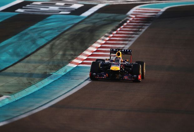 
                <strong>Einsamer Spitzenreiter</strong><br>
                Wie in den vergangenen Wochen und Monaten gewohnt setzt sich Vettel schnell ab und fährt an der Spitze ein einsames Rennen. Der Red-Bull-Fahrer hat einmal mehr alles unter Kontrolle
              