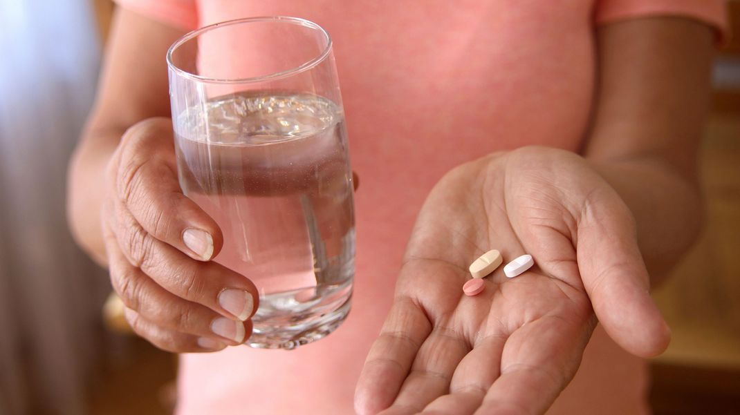 Medikamente sollte man am besten mit Wasser einnehmen, andere Getränke können die Wirksamkeit schwächen oder unangenehm verstärken.