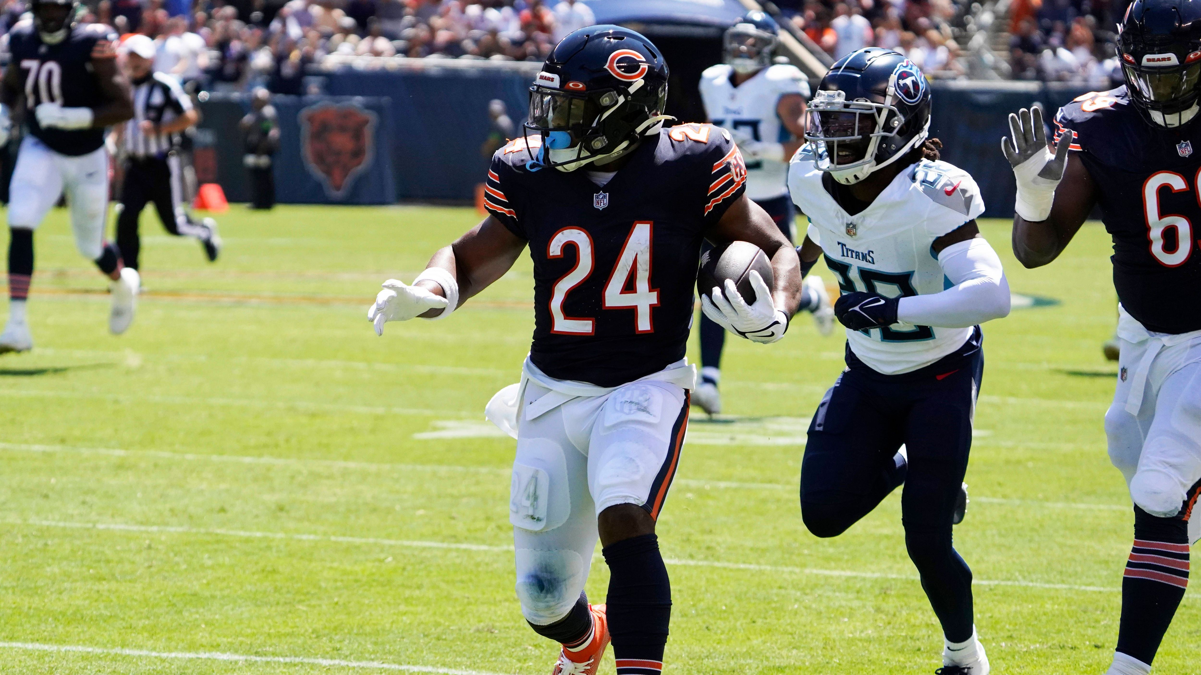 <strong>Chicago Bears: Schwächen (Offensive)<br></strong>Bisher sorgte Justin Fields besonders über den Boden für Highlight-Spielzüge und nur vereinzelt durch die Luft. Der Bears-Offensive fehlt es im Passspiel an Konstanz. In der Offseason adressierten die Bears die Positionen um Fields. Der Youngster selbst muss in Sachen Genauigkeit, Pocket-Management und Antizipation ebenfalls einen Schritt nach vorne machen.