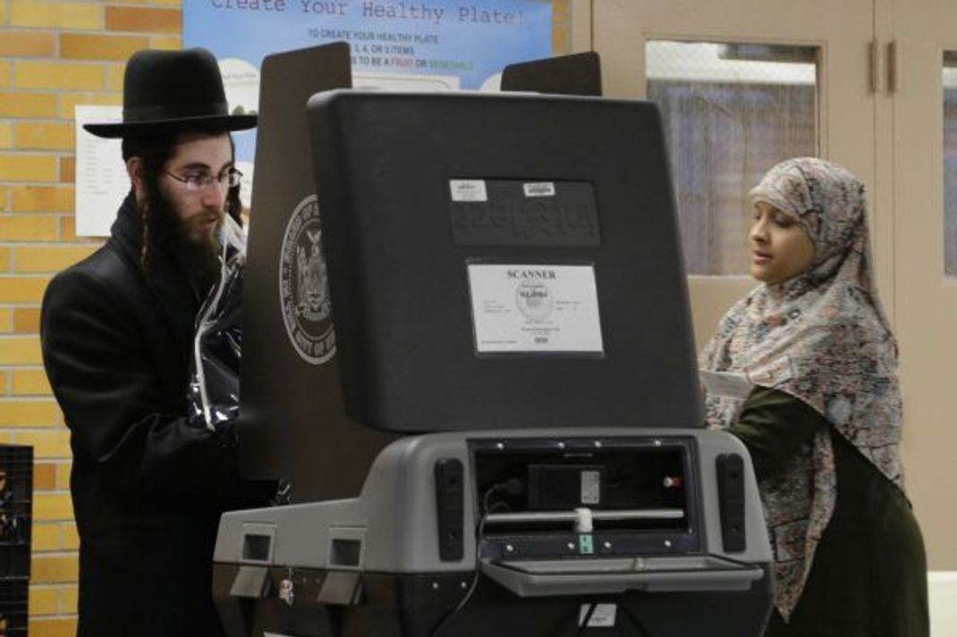 Ein ultraorthodoxer Jude bei seiner Stimmabgabe im New Yorker Stadtteil Brooklyn