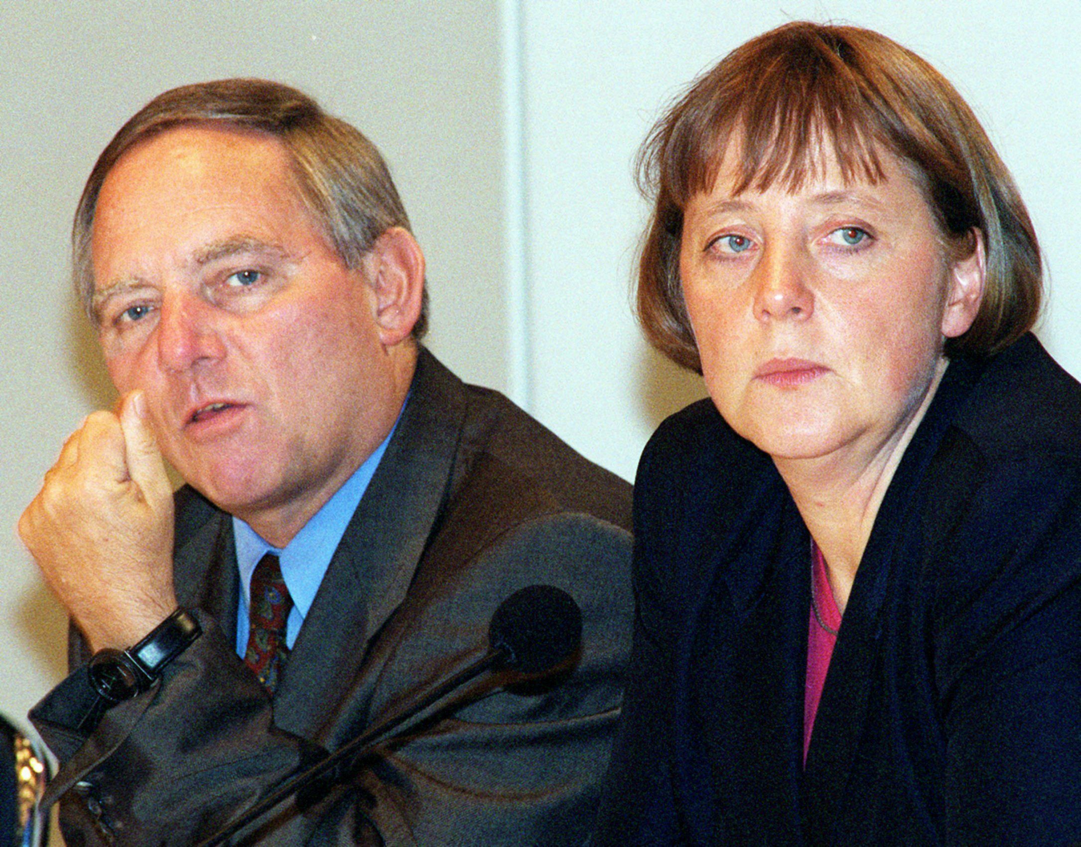 22. Oktober 1998: Der damalige Unionsfraktionsvorsitzende und designierte CDU-Chef Wolfgang Schäuble spricht auf einer Pressekonferenz in der Parteizentrale der CDU in Bonn. Daneben: Angela Merkel, die vom Parteivorstand für das Amt der Generalsekretärin nominiert wurde.