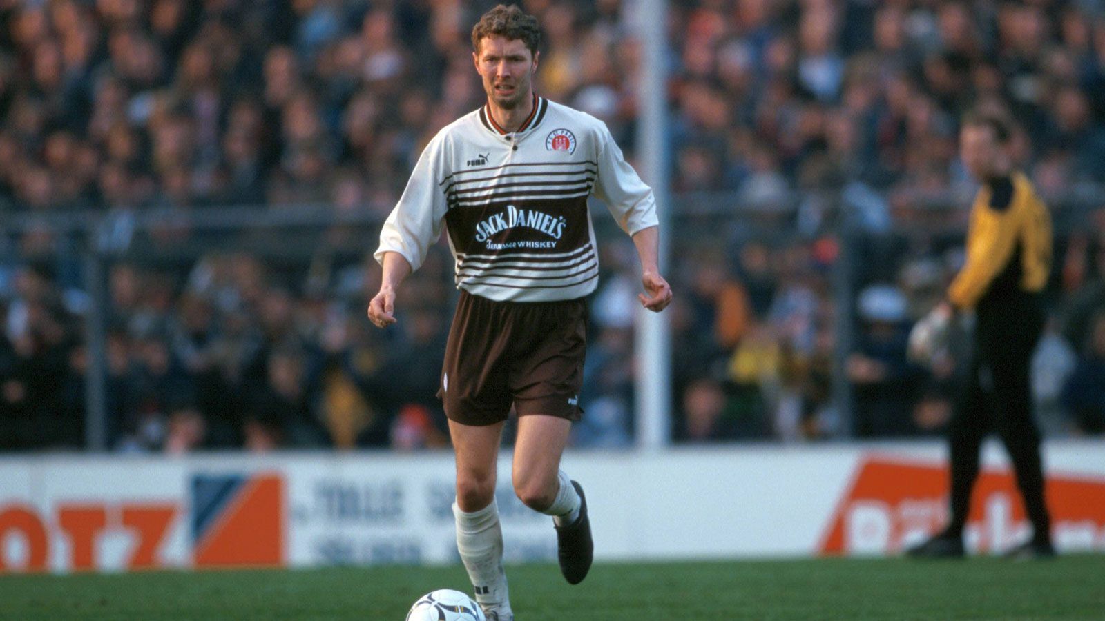 <strong>FC St. Pauli</strong><br>
                Spirituosenhersteller scheinen als Sponsoren nicht nur bei Eintracht Braunschweig hoch im Kurs zu stehen. Der FC St. Pauli präsentierte sich Ende der 1990er-Jahre mit einer Werbung des Whiskey-Produzenten "Jack Daniel's" auf seinen Jerseys.
