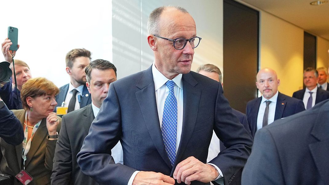 CDU-Chef Friedrich Merz (CDU, M) verlässt im Bundestag bei der Kanzlerwahl das Unions-Fraktionsbüro.
