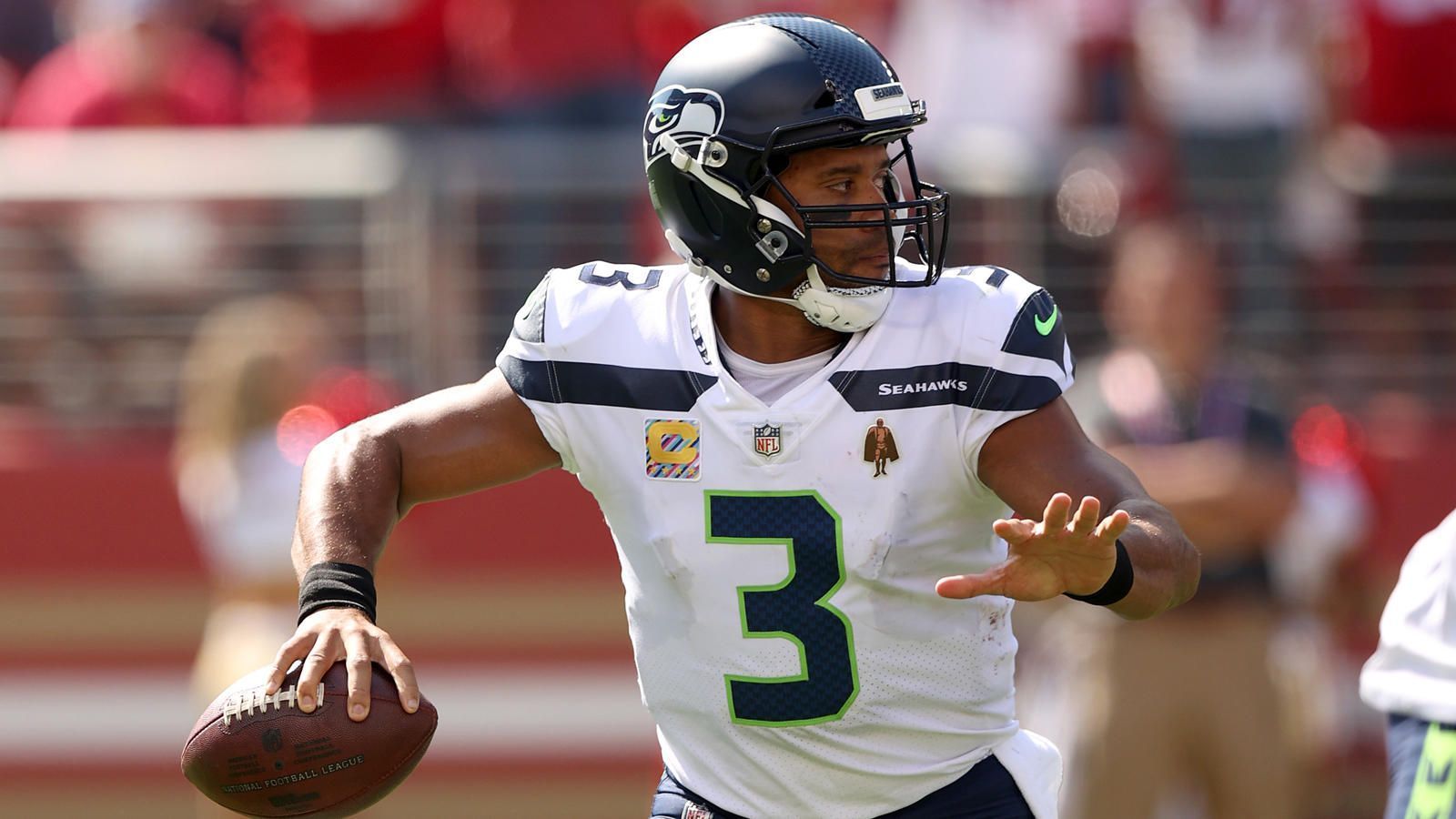 
                <strong>Die Seattle Seahawks sind zu inkonstant</strong><br>
                Vor der Saison galten die Seahawks als klarer Anwärter auf den Super Bowl, zu stark ist Russell Wilson, als das Seattle nicht um den Titel spielen würde. Nach vier Spieltagen ist allerdings zu erkennen, dass die Seahawks phasenweise zwar dominant auftreten, teilweise aber auch gar nicht am Spielgeschehen teilnehmen. Mit dieser Inkonstanz reicht es gegen schwächere Mannschaften, in den Playoffs können sie sich so eine Leistung aber nicht erlauben. Seattles Defensive, die nach vier Wochen die meisten Yards der NFL zugelassen hat, sorgt für die finale Erkenntnis: Die Seahawks sind 2021 kein Titelkandidat.
              