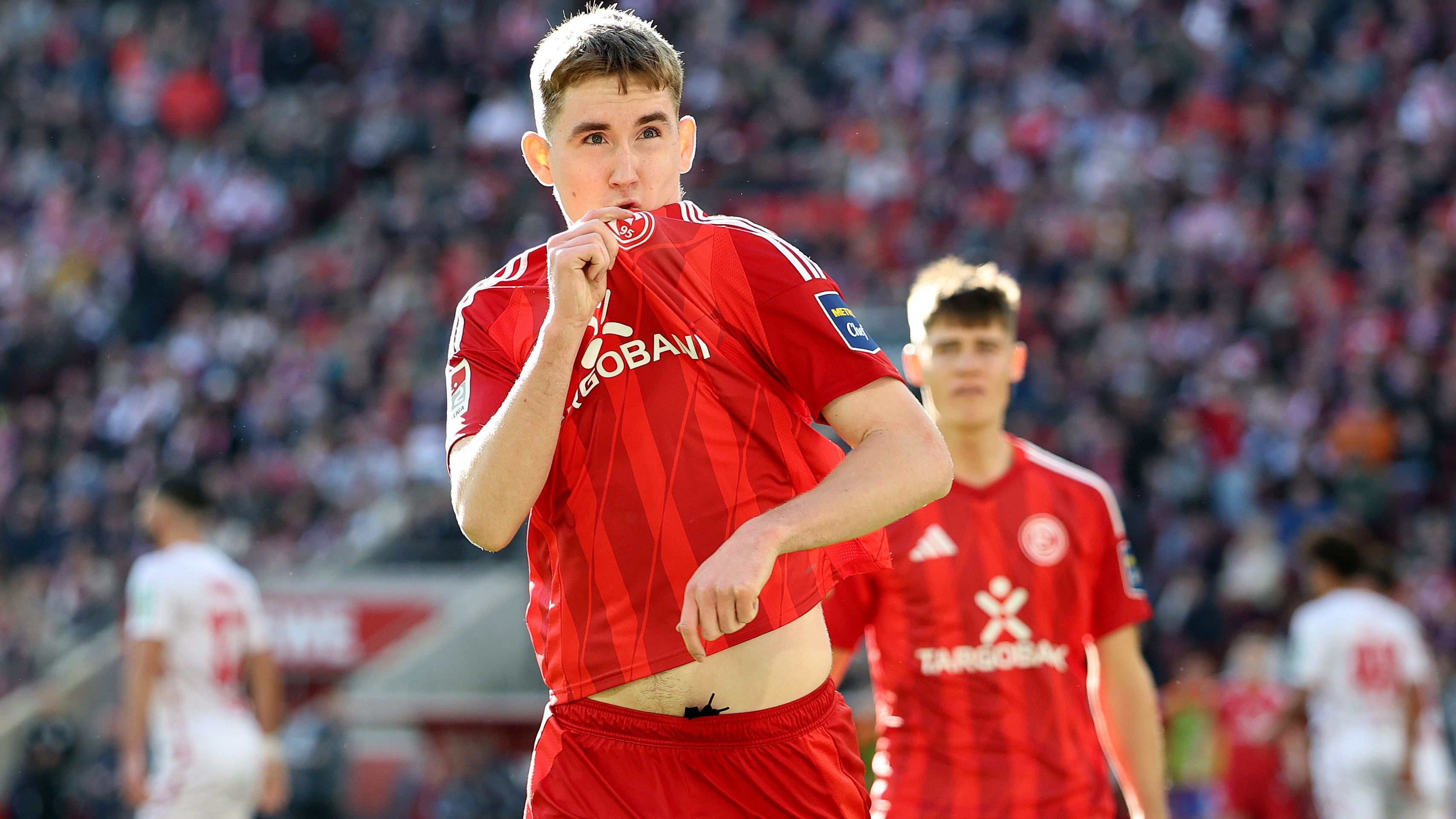 <strong>Isak Johannesson (1. FC Köln)</strong><br>Für Isak Johannesson geht es nicht nur eine Liga hinauf, sondern auch ein paar Kilometer den Rhein rauf. Nach zwei Jahren bei Fortuna Düsseldorf schließt sich der Isländer dem 1. FC Köln an, der wohl 5,5 Millionen Euro hinblätterte.