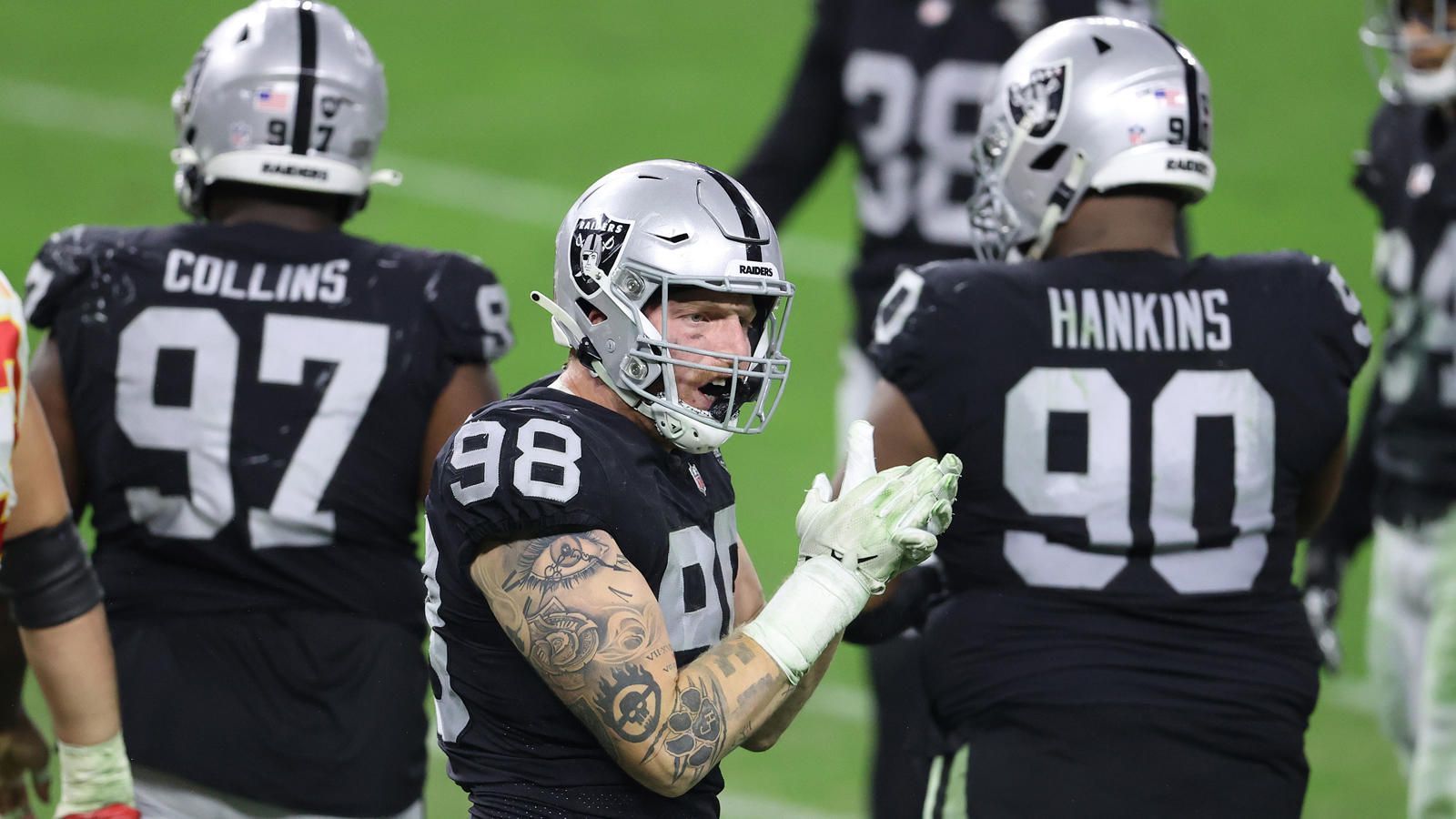 
                <strong>Las Vegas Raiders: Defense</strong><br>
                Auf dem Papier ist die Raiders-Defense durchaus ordentlich besetzt, vor allem die Front Seven macht Hoffnung. Die Cornerbacks Trayvon Mullen und Damon Arnette sahen 2020 nicht immer gut aus, sind jedoch noch jung und können sich entwickeln. Dennoch sollte in einer tiefen Cornerback-Klasse nachgebessert werden - gerade nach Arnette und Mullen wird es dünn. Hinter Cory Littleton und Nick Kwiatkoski fehlt bei den Linebackern die Tiefe, für Short-Yardage-Situationen ist ein weiterer Linebacker denkbar.
              
