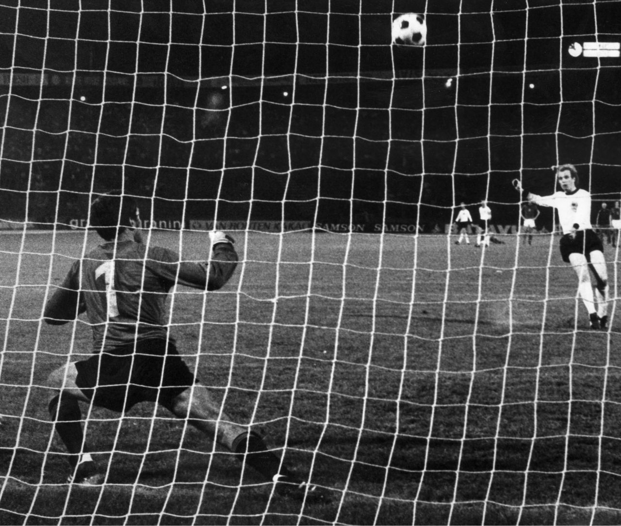 20. Juni 1976: Der verhängnisvolle Schuss im Elfmeter-Duell im EM-Finale zwischen der deutschen Fußballnationalmannschaft und der CSSR. Uli Hoeneß schoss den Ball über die Latte in den Belgrader Himmel. Die Tschechoslowakei wurde Europameister.