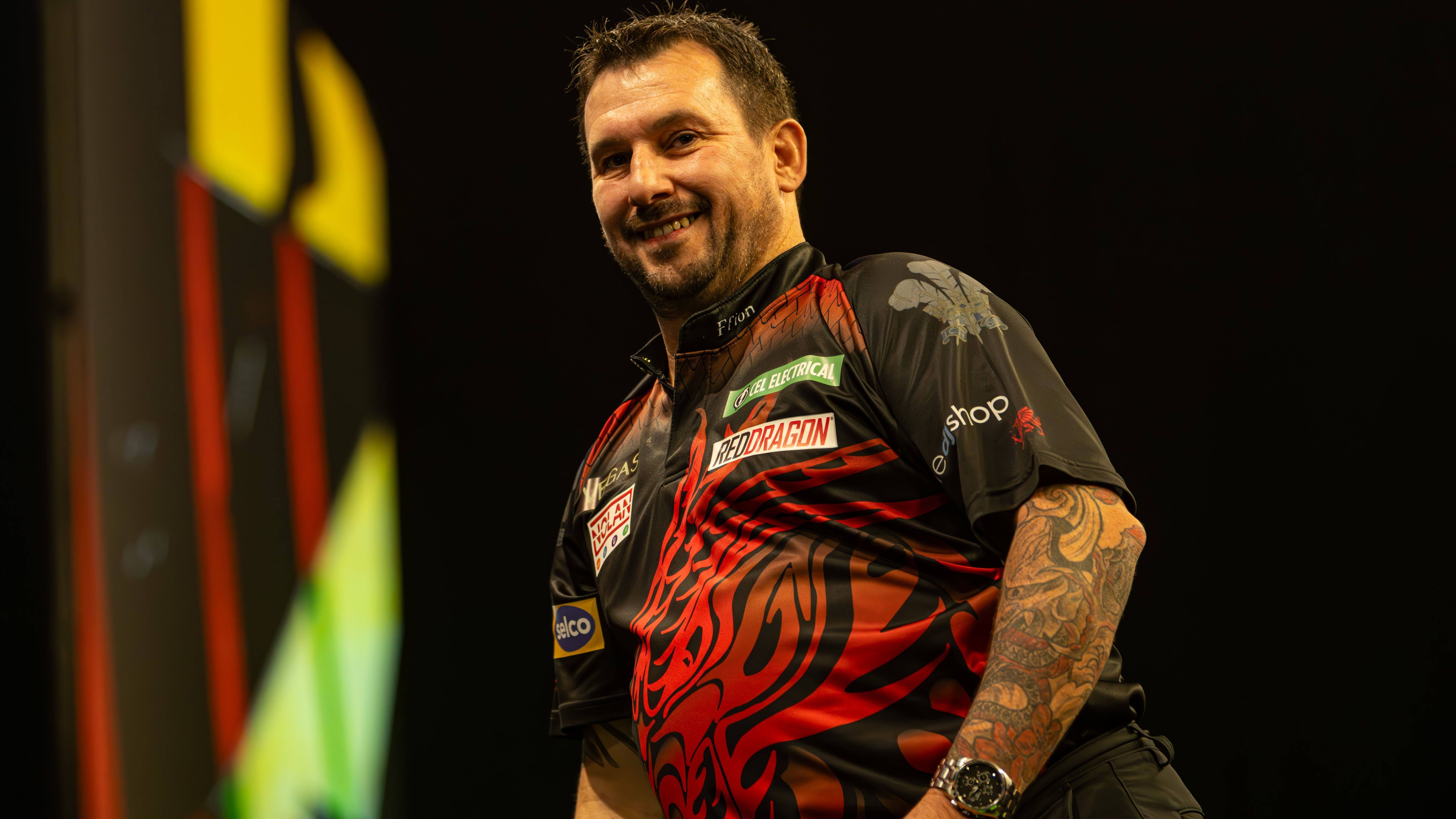 <strong>Jonny Clayton<br></strong>Der Waliser hat komplizierte zwölf Monate hinter sich. In der ersten Hälfte lieferte er noch gut ab, gewann im April die Austrian Open und im Juni den World Cup. Zudem kam er in der Premier League in die Top 4 und zog beim World Matchplay in das Finale ein.