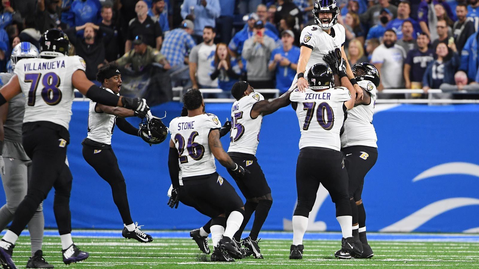 <strong>Justin Tucker - 66 Yards</strong><br>Am 3. Spieltag der Saison 2021 beschert Justin Tucker den Baltimore Ravens mal wieder einen Sieg. Mit Ablauf der Uhr ballert der Kicker gegen die Detroit Lions den Ball aus 66 Yards auf die Querstange - und der springt weiter durch. Es ist das 19:17 für Baltimore - und Tuckers Treffer für die NFL-Ewigkeit.
