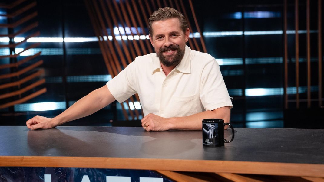 O'zapft is bei "Late Night Berlin": Klaas Heufer-Umlauf will herausfinden, wer aus seinem Team besoffen zur Arbeit erscheint.