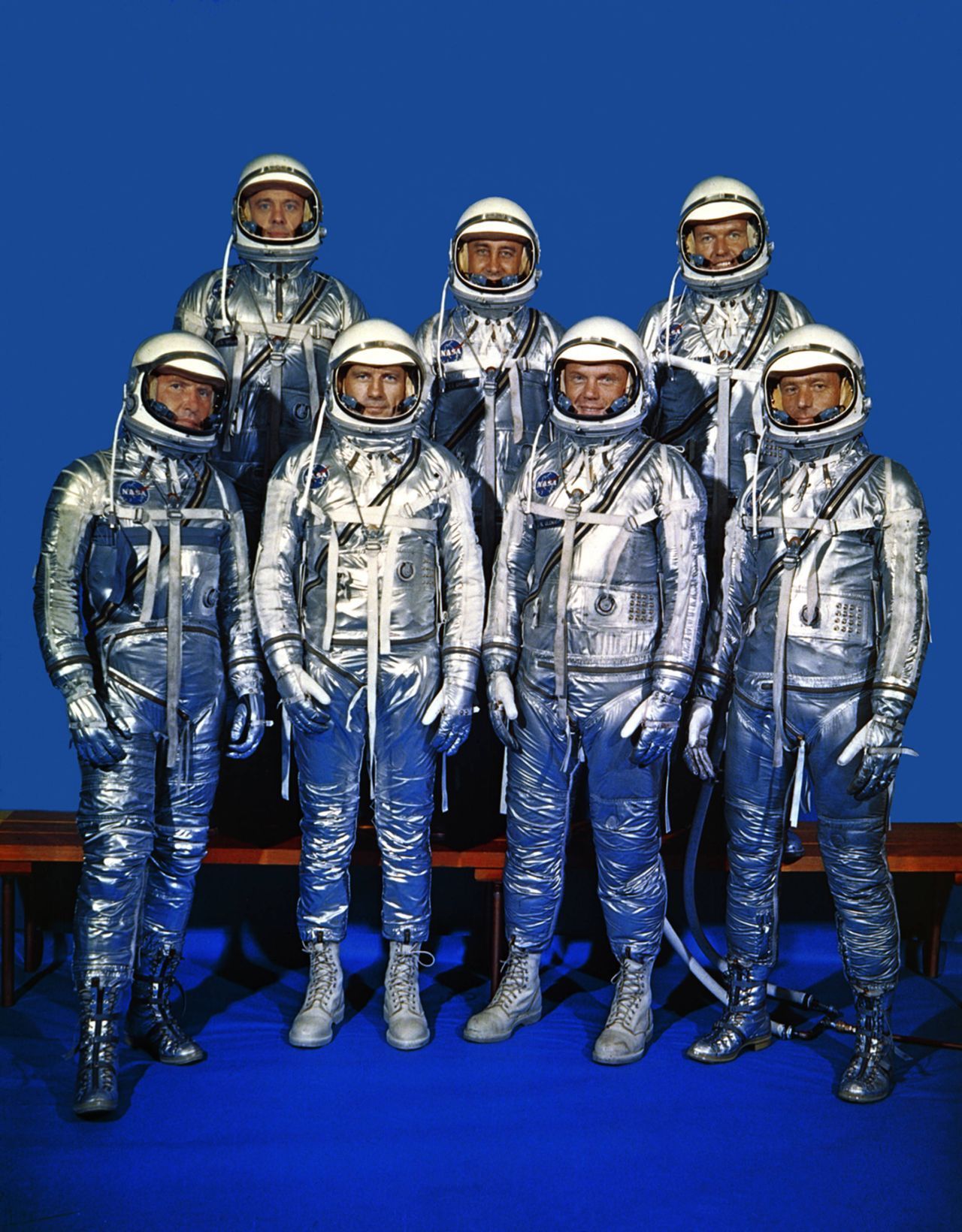 1959 präsentiert die NASA ihr erstes Astronauten-Team, die Mercury Seven. Alan Shepard (hinten links) wird fünf Jahre später der erste Amerikaner im All sein. Die Mercury-Anzüge bestanden aus aluminiumbeschichtetem Nylon und Neopren. Da sie nicht unter Druck stehen mussten, waren sie weich und damit angenehm zu tragen.