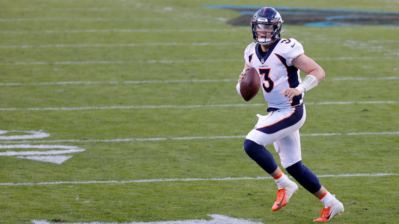 
                <strong>Denver Broncos</strong><br>
                Ein Underdog im Quarterback-Markt sind die Denver Broncos. Dort geht Drew Lock (Bild) in sein drittes Jahr und so richtig überzeugen konnte er noch nicht. Deswegen stellte auch Head Coach Vic Fangio klar: "Er muss sich weiterentwickeln." Zwar sagt der neue General Manager George Paton, dass er Lock mag, aber er sagte im selben Atemzug, dass er sich umschauen würde. So sollen die Broncos bereits mit den Lions über Stafford gesprochen haben. Möglicherweise nutzen sie aber auch ihren neunten Pick im Draft, um sich einen neuen Quarterback zu holen.
              