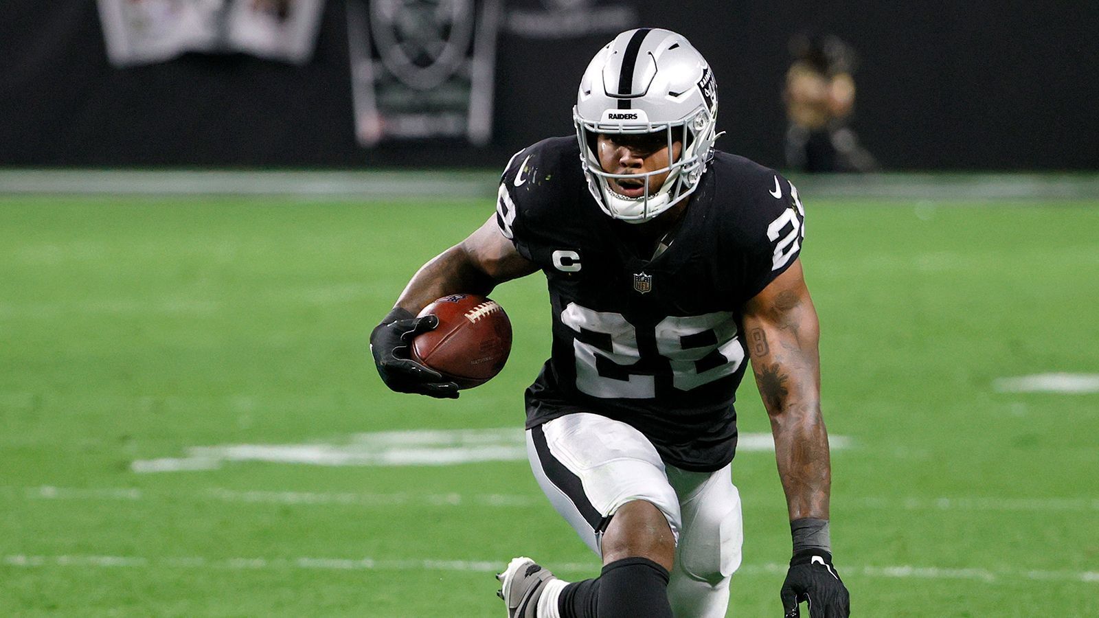 
                <strong>Josh Jacobs (Las Vegas Raiders, aktuell RB21)</strong><br>
                In seiner gesamten NFL-Karriere beendete Josh Jacobs eine Fantasy-Saison nie hinter Platz 16 und trotzdem werden aktuell 20 Running Backs vor ihm im Draft gezogen. Die Offensive der Raiders dürfte unter der Leitung von Josh McDaniels und dank der Verpflichtung von Davante Adams stärker sein, als gegen Ende des letzten Jahres. Der Vertrag von Running Back Kenyan Drake soll aufgelöst werden, dies würde weitere Touches für Jacobs freischaufeln. Quarterback Derek Carr bedient Jacobs zudem immer gerne aus dem Backfield, vergangene Saison sammelte Jacobs still und leise 54 Catches. 
              