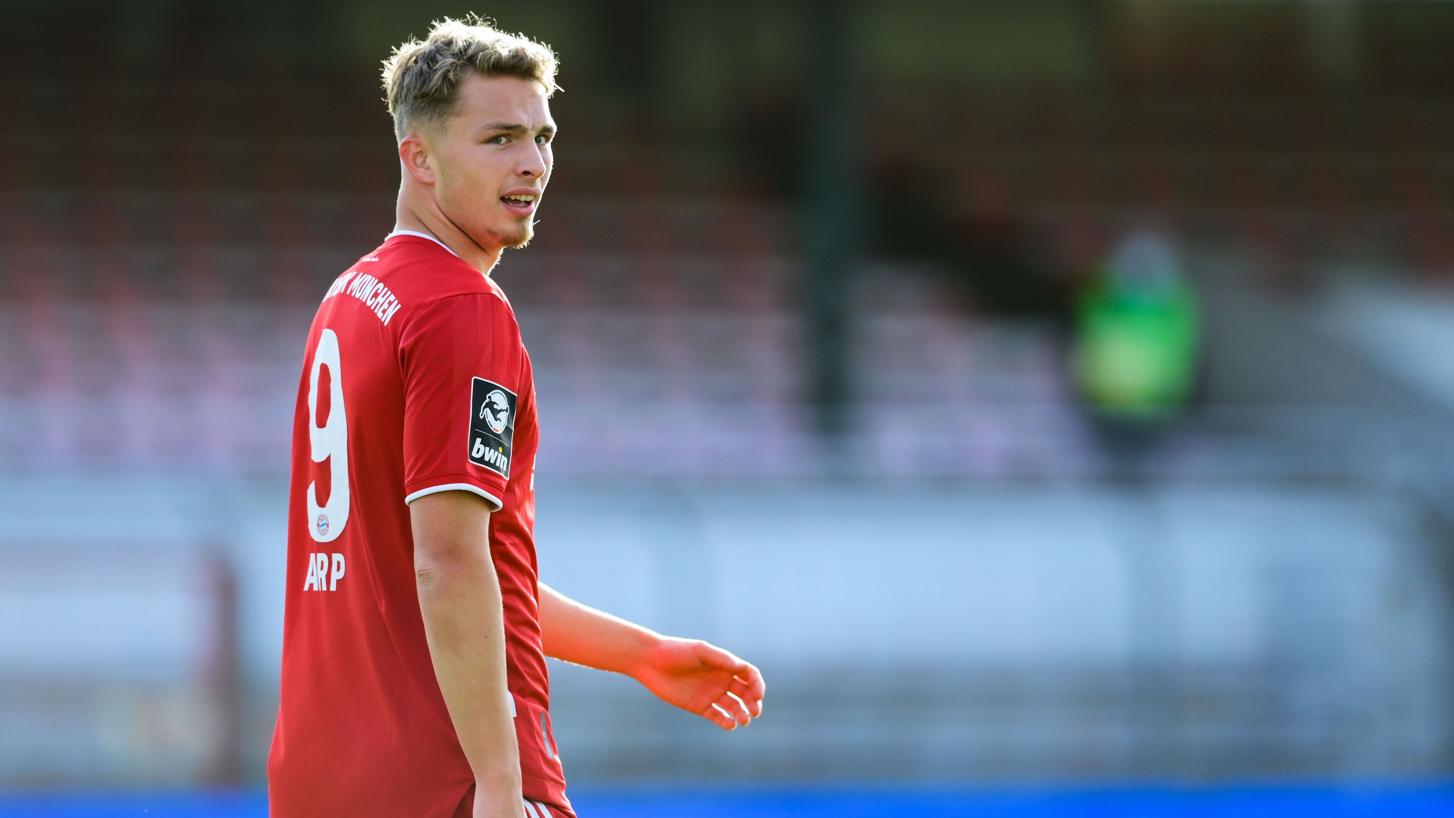 
                <strong>Jann-Fiete Arp</strong><br>
                Auch Jann-Fiete Arp wartet weiter auf seinen Durchbruch bei den Bayern. Derzeit ist der 21-Jährige weit davon entfernt. Bei den Profis spielt der Angreifer keine Rolle, in der 3. Liga gehört er indes zum Stammpersonal. In 15 Spielen gelangen ihm dabei drei Tore und zwei Vorlagen. Doch auf Dauer dürfte Arp mit dieser Rolle nicht zufrieden sein. Zwar besitzt er noch einen Vertrag bis 2024, seine Zukunft beim FC Bayern ist dennoch ungewiss.
              