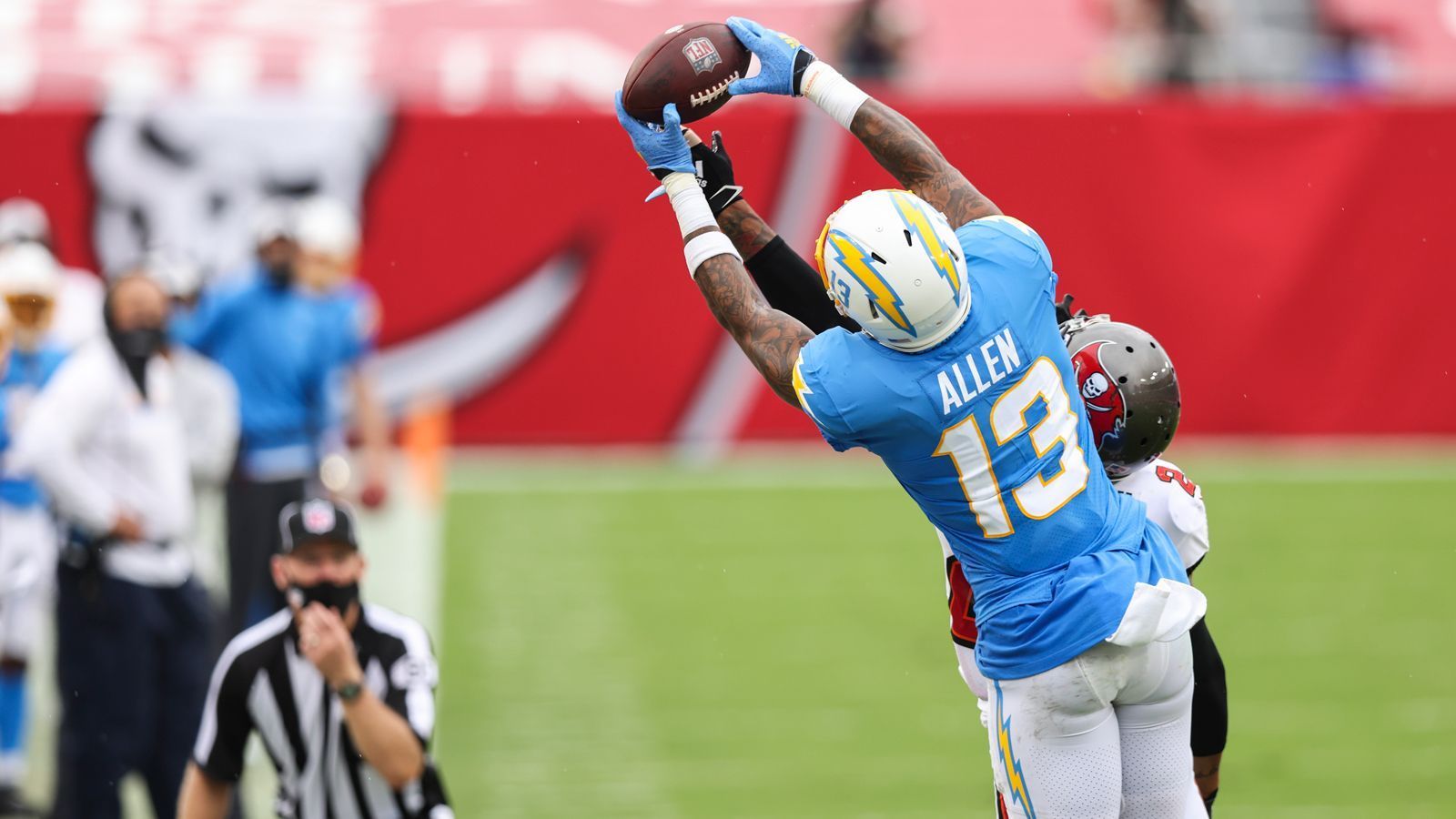 
                <strong>WR: Keenan Allen (vs. Jacksonville Jaguars)</strong><br>
                Nun ist Keenan Allen nicht gerade der klassische Sleeper, dafür haben ihn zu viele Fantasy-Zocker auf dem Zettel. Doch gut möglich, dass einige nach Allens Rückenproblemen Zweifel an seiner Leistungsfähigkeit in der nahen Zukunft haben. Wir sagen: Die Sorgen sind unbegründet, stellt Allen auf! Chargers-Coach Anthony Lynnn gab bereits Entwarnung, der Star-Receiver trainierte bereits eingeschränkt und soll Ende der Woche wieder in vollem Umfang mitmischen können.
              