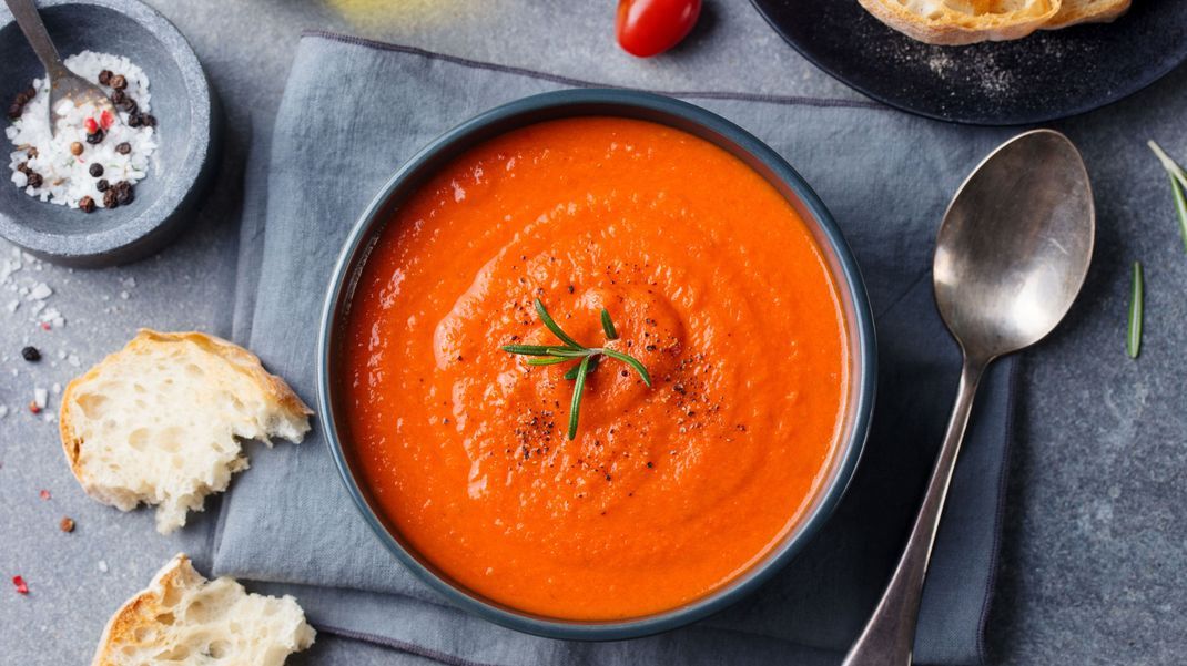 Herbstlicher Kürbis in Kombination mit frischer, saftiger Tomate.