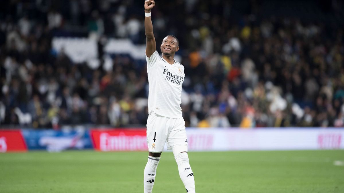 MADRID, SPAIN - January 19: David Alaba of Real Madrid greet fans during the La Liga 2024 25 match between Real Madrid and Las Palmas at Santiago Bernabeu Stadium. ÁÁxPLEASExDONTxSENDxTOxIMAGO!! PU...