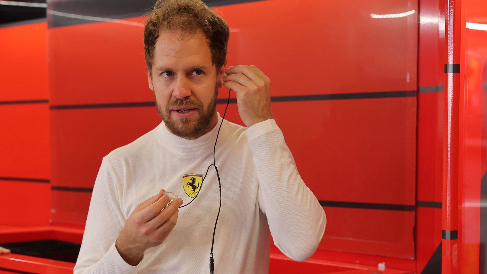 
                <strong>Sebastian Vettel (Ferrari)</strong><br>
                Eine bittere Saison, die schlechteste seiner Karriere. Was natürlich vor allem an seinem Auto liegt, sein Ferrari ist unfahrbar und nicht konkurrenzfähig. Auch die unschöne Trennung von Ferrari wird mit in seine Leistung reingespielt haben. Aber: Auch dem Deutschen sind im Laufe der Saison zahlreiche, teilweise auch haarsträubende Fehler unterlaufen. ran.de-Note: 4
              