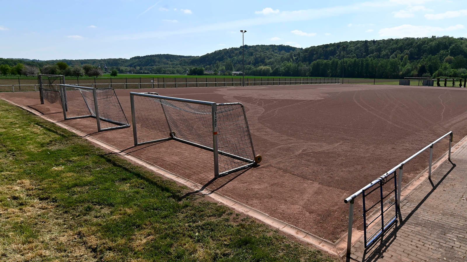 
                <strong>Der Gewinner bleibt auf dem Platz</strong><br>
                Wird ein Turnier gespielt, darf der Gewinner so lange auf dem Platz bleiben, bis er dann doch mal ein Spiel verliert.
              