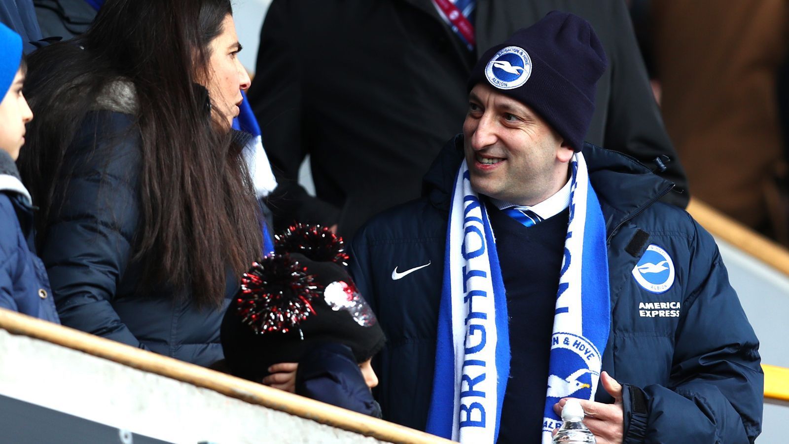 
                <strong>Brighton Hove & Albion: Tony Bloom</strong><br>
                Bei Brighton steht Tony Bloom als Mehrheitseigentümer an der Spitze des Vereins. Der Pokerspieler erlangte durch seine eigenen Erfolge sowie Immobiliengeschäfte zu Reichtum und investierte einen Teil davon in den Premier-League-Klub. Alleine bei Poker-Live-Turnieren hat sich Bloom mehr als 3,5 Millionen US-Dollar erspielt. 2018 baute der 51-Jährige sein Fußball-Investment aus und übernahm auch die Mehrheit beim belgischen Zweitliga-Klub Royale Union Saint-Gilloise.
              