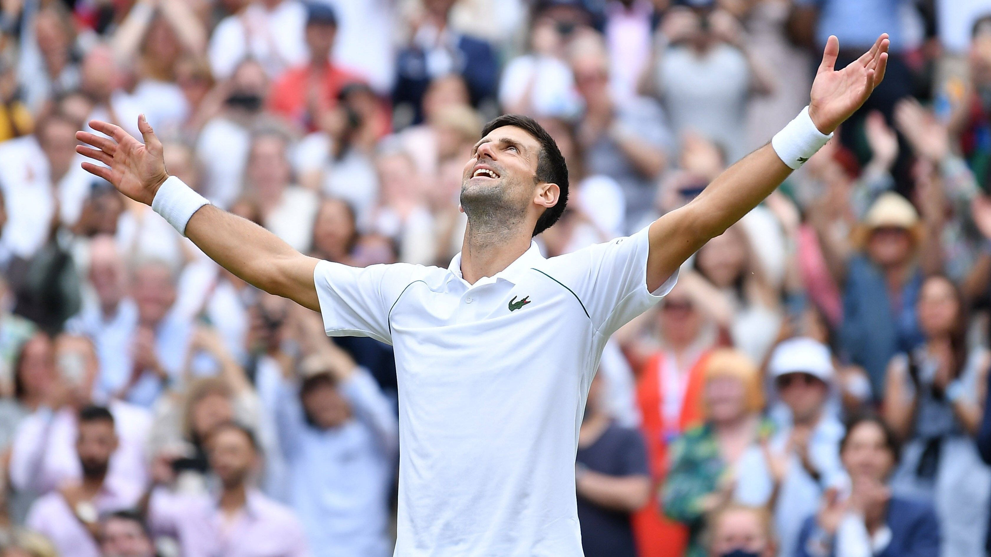 
                <strong>Gefeiert - aber auch geliebt?</strong><br>
                Für seine Erfolge wird Djokovic natürlich trotzdem zu Recht regelmäßig bejubelt. Doch für seine 20 Grand-Slam-Titel schwappt ihm nicht ganz so viel Liebe entgegen wie den zwei anderen prägenden Figuren der Tenniswelt: Roger Federer wird für seinen Anmut verehrt, Rafael Nadal kämpft sich regelmäßig in die Herzen der Fans. Djokovic hat es da etwas schwerer, obwohl er sportlich unumstritten ist.
              