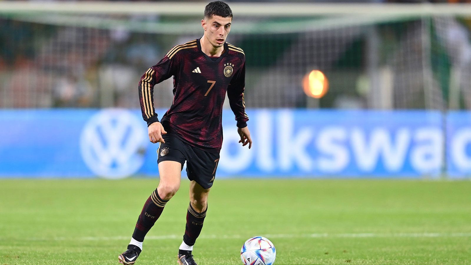 
                <strong>Nummer 7: Kai Havertz (FC Chelsea)</strong><br>
                &#x2022; Position: Sturm<br>&#x2022; Rückennummer bei der WM 2022: 7<br>&#x2022; Rückennummer im Verein: 29<br>&#x2022; Anzahl A-Länderspiele/Tore: 33/12<br>
              