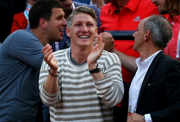 
                <strong>Bastian Schweinsteiger fiebert mit seiner Ana mit</strong><br>
                Auch Glücksbringer Bastian Schweinsteiger hielt es nicht mehr auf dem Stuhl. In der dritten Runde trifft seine Freundin nun auf Donna Vekic und vielleicht drückt der Mittelfeldspieler seiner Ana auch da die Daumen.
              