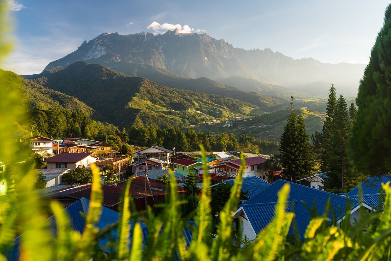 Kinabalu-Nationalpark: Der 754 Quadratkilometer große Park im malaysischen Bundesstaat Sabah im Norden von Borneo steht auf der Liste des UNESCO-Welterbes. Zu ihm gehört der älteste Regenwald der Welt und der höchste Berg des Landes. Alpinisten sollten sich eine Besteigung des 4.095 Meter hohen Mount Kinabalu nicht entgehen lassen. Aber: Auf Tour darf man nur mit einem Guide gehen. In allen Hütten des Parks kostet ein Bett im