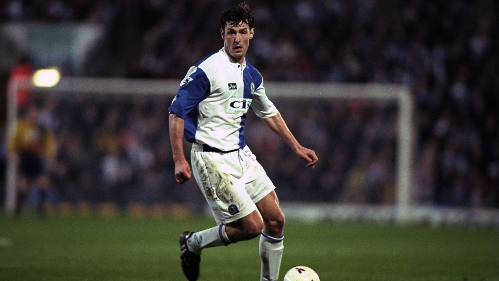 
                <strong>Platz 16 - Chris Sutton (Blackburn Rovers)</strong><br>
                &#x2022; Ablösesumme: 118 Millionen Euro<br>&#x2022; Wechsel von Norwich zu den Blackburn Rovers (1994)<br>
              