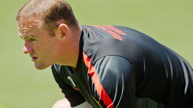 
                <strong>10 Dinge, die ihr über Wayne Rooney nicht wisst!</strong><br>
                Der junge Wayne wurde in seiner Kindheit für zwei Tage von der Schule suspendiert. Der Grund: Er hatte ein Loch in die Wand eines Schullabors getreten, weil ihm sein Fußball abgenommen wurde.
              