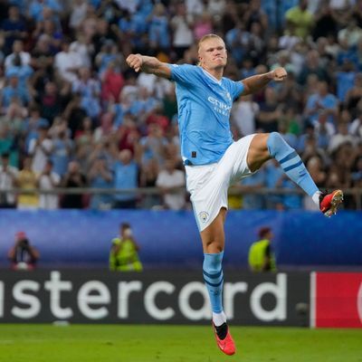 Manchester Citys Erling Haaland feiert seinen Treffer im Elfmeterschießen.