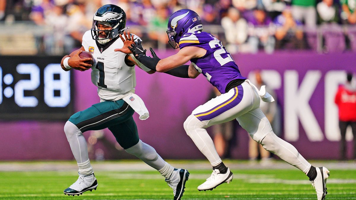 NFL, American Football Herren, USA Philadelphia Eagles at Minnesota Vikings Oct 19, 2025; Minneapolis, Minnesota, USA; Philadelphia Eagles quarterback Jalen Hurts (1) runs the ball against Minnesot...