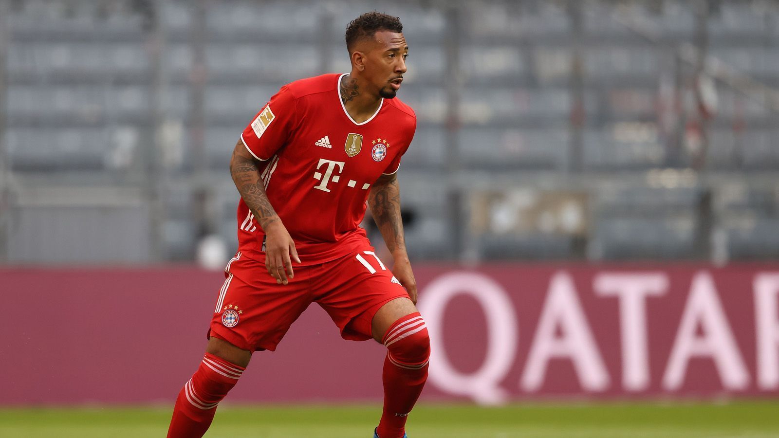 
                <strong>Jerome Boateng</strong><br>
                Obwohl Jerome Boateng nach einer längeren Flaute wieder fester Bestandteil der Bayern-Elf war, wurde sein Vertrag im Sommer 2021 nicht verlängert. Dabei hatten sich Ex-Trainer Hansi Flick für einen Verbleib des Verteidigers stark gemacht. Doch Salihamidzic blieb hart, wollte die Zukunft nicht in die Füße des 33-Jährigen legen. Schlussendlich die richtige Entscheidung, aber Abzüge in der B-Note, weil Boateng gefühlt vom Hof gejagt wurde. Brazzo-Note: 4
              