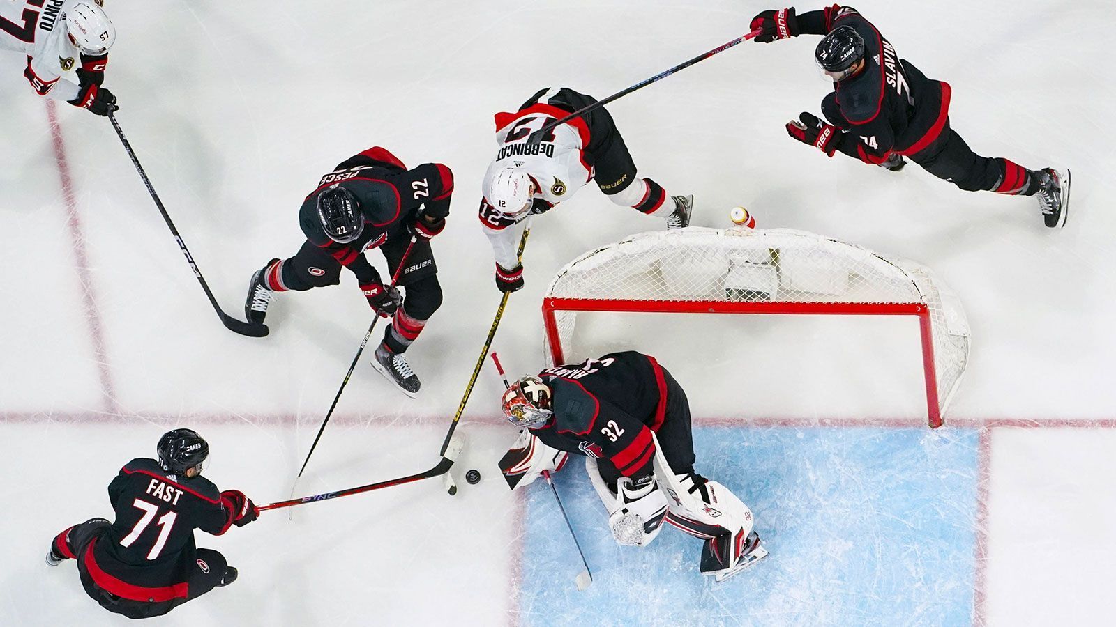 
                <strong>Platz 3: Carolina Hurricanes (52-21-9); Platz 1 der Metropolitan Division (Vorwoche Platz 5)</strong><br>
                Die Carolina Hurricanes kommen in der öffentlichen Wahrnehmung oft zu kurz, zählen aber zweifelsohne zu den heißen Titelkandidaten. Ihre große Stärke ist die Verteidigung. Mit einem Gegentorschnitt von 2,56 stellen sie die zweitbeste Defensive der Liga. Auch in Unterzahl lassen sie nur wenige Tore zu. Die Penalty-Kill-Quote von 84,4 Prozent ist ebenfalls der zweitbeste Wert. In den Playoffs bekommen sie es mit den New York Islanders zu tun.
              