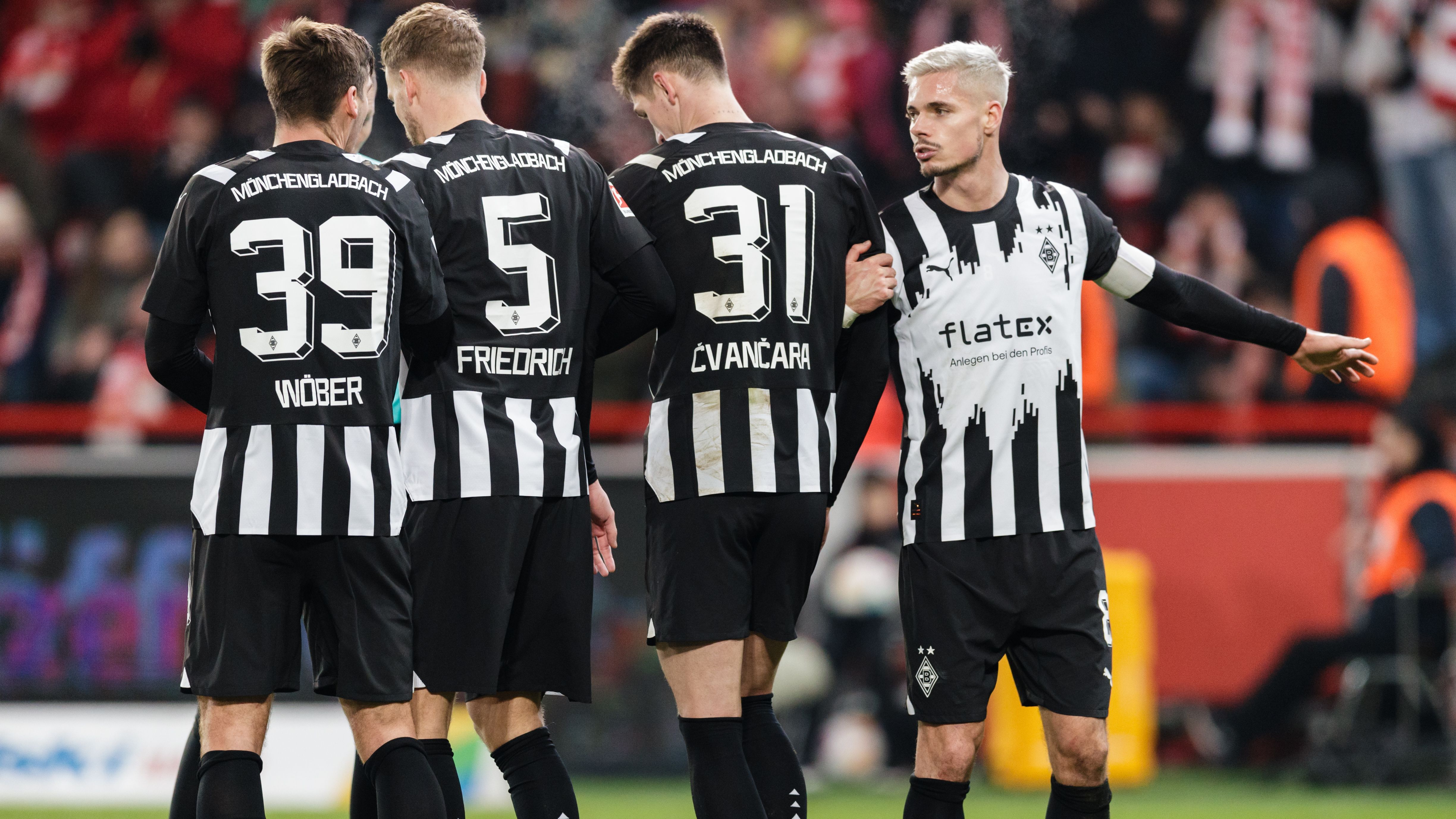 <strong>Platz 14: Borussia Mönchengladbach</strong><br>Gladbach zeigte sich in den Wochen vor Weihnachten sehr gnädig mit den Gegnern und verlor unter anderem gegen das damalige Schlusslicht Union Berlin und in Frankfurt. Daher geht der Blick in Gladbach nun eher nach unten, zumal es das Auftaktprogramm 2024 in sich hat. Die Topteams Stuttgart, Leverkusen und Bayern warten in den folgenden Woche auf die Borussia.