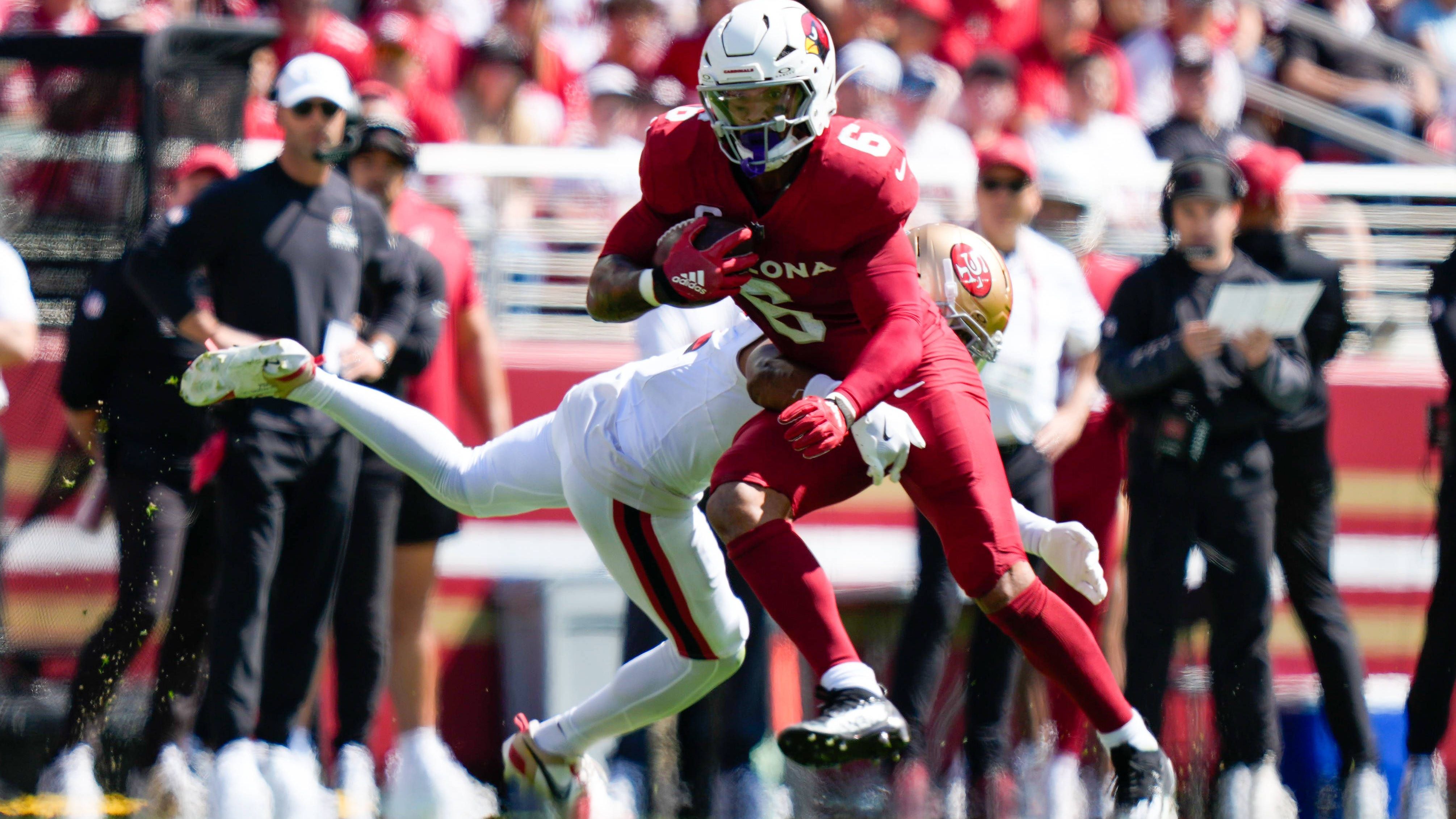 <strong>James Conner (Arizona Cardinals)</strong><br>Im dritten Viertel des Spiels zwischen den Cardinals und den 49ers zog sich Running Back James Conner bei einem Tackle eine Verletzung am rechten Knöchel zu. Der Sportler musste in der Folge vom Feld getragen werden. Laut "NFL Network" macht die Verletzung eine OP erforderlich, die das Saisonaus bedeutet.
