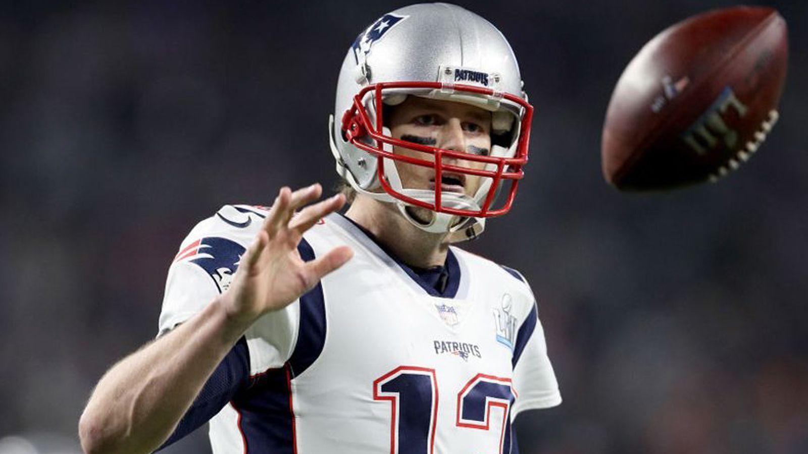 
                <strong>Tom Brady (33 Punkte)</strong><br>
                Der G.O.A.T. kam im Wonderlic Test auf 33 Punkte. Das ist zwar immer noch ein sehr ordentlicher Wert, jedoch gibt es viele Top-Quarterbacks, die auf einen höheren Score kommen. Ob Brady deshalb erst an Stelle 199 gedraftet wurde? Am Ende kann es ihm egal sein, Brady gewann mittlerweile sieben Super Bowls.
              