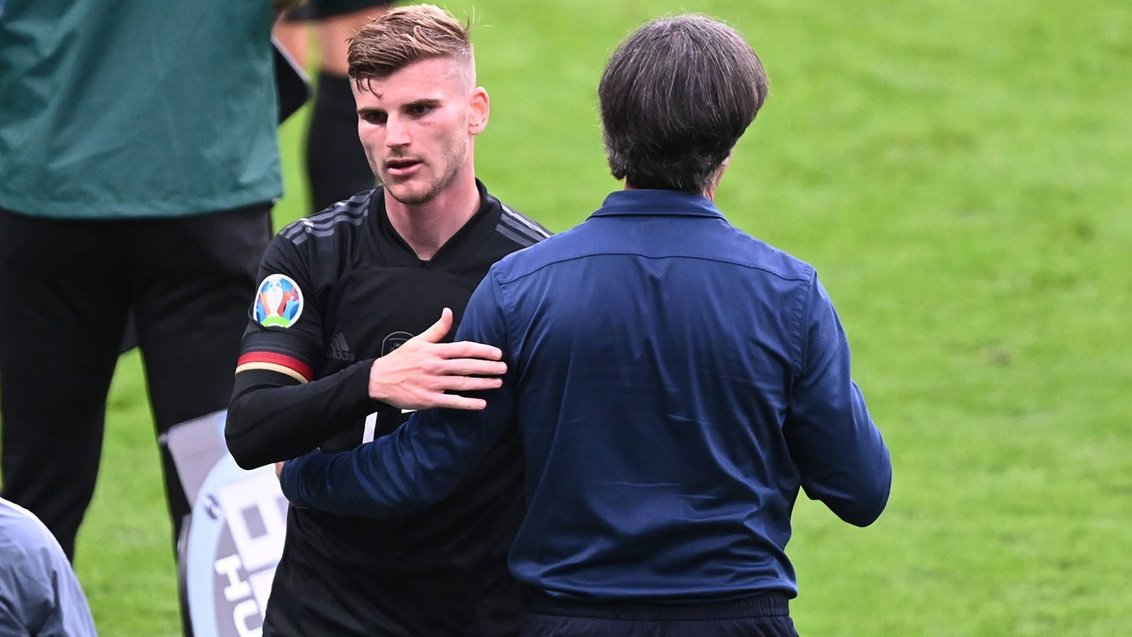 
                <strong>EM 2021: 0:2 gegen England! Deutschland gegen England in der Einzelkritik</strong><br>
                Im Achtelfinale der EM 2021 kommt es zum Evergreen zwischen England und Deutschland im Wembley-Stadion. Es ist das letzte Spiel unter Bundestrainer Joachim Löw. ran benotet die Spieler beider Teams.
              