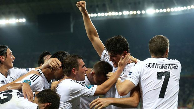 
                <strong>EM 2012 Vorrunde</strong><br>
                EM 2012: Vier Jahre nach Platz zwei glänzte das DFB-Team in Polen und der Ukraine schon in der Vorrunde mit drei Siegen gegen Dänemark, Portugal und die Niederlande. Auch das Viertelfinale überstand Deutschland durch einen 4:2-Erfolg gegen Griechenland souverän.
              