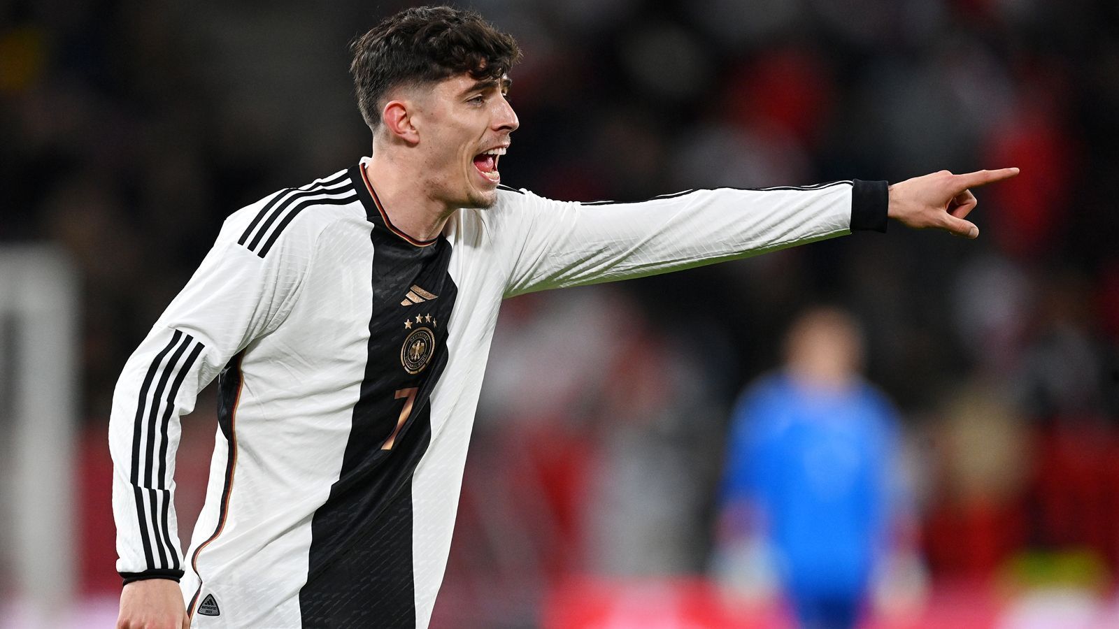 
                <strong>Kai Havertz </strong><br>
                Setzt sich vor der deutschen Führung technisch stark durch und bereitet so für Füllkrug vor. Für die Peruaner nie zu greifen, verbindet er Defensive und Angriff mit geschickten Pässen. Bringt sich selbst um einen verdienten Torerfolg, als er einen Elfmeter an den Pfosten schießt. Nach 75 Minuten ist sein Arbeitstag beendet. ran-Note: 2
              