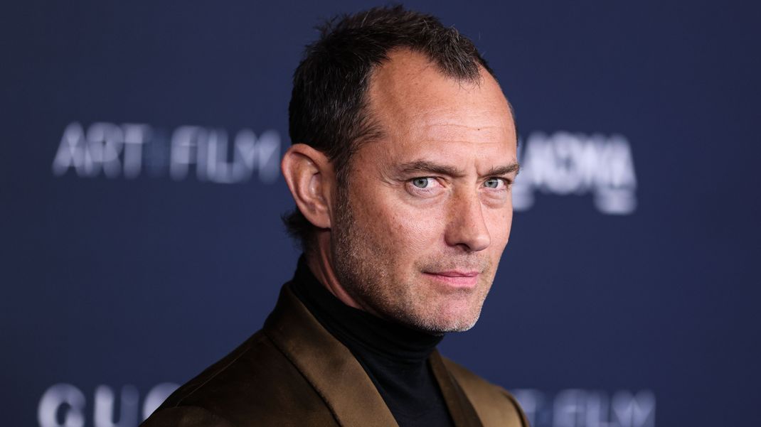 Exklusive Bilder aus der Serie verraten es: Jude Law wird eine der Hauptrollen in der neuen "Star Wars"-Serie "Skeleton Crew" übernehmen.