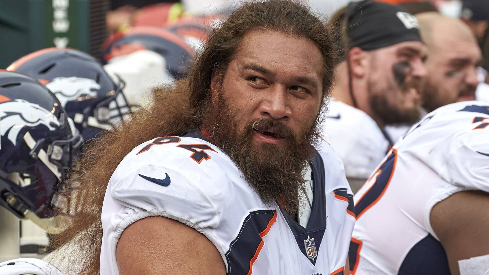 
                <strong>Domata Peko</strong><br>
                Auf Volumen bei Bart und Haar setzt auch Domata Peko von den Denver Broncos. Erinnert ein bisschen an Jason Momoa. Besonders bei Tackles scheint dieser Style beliebt.
              