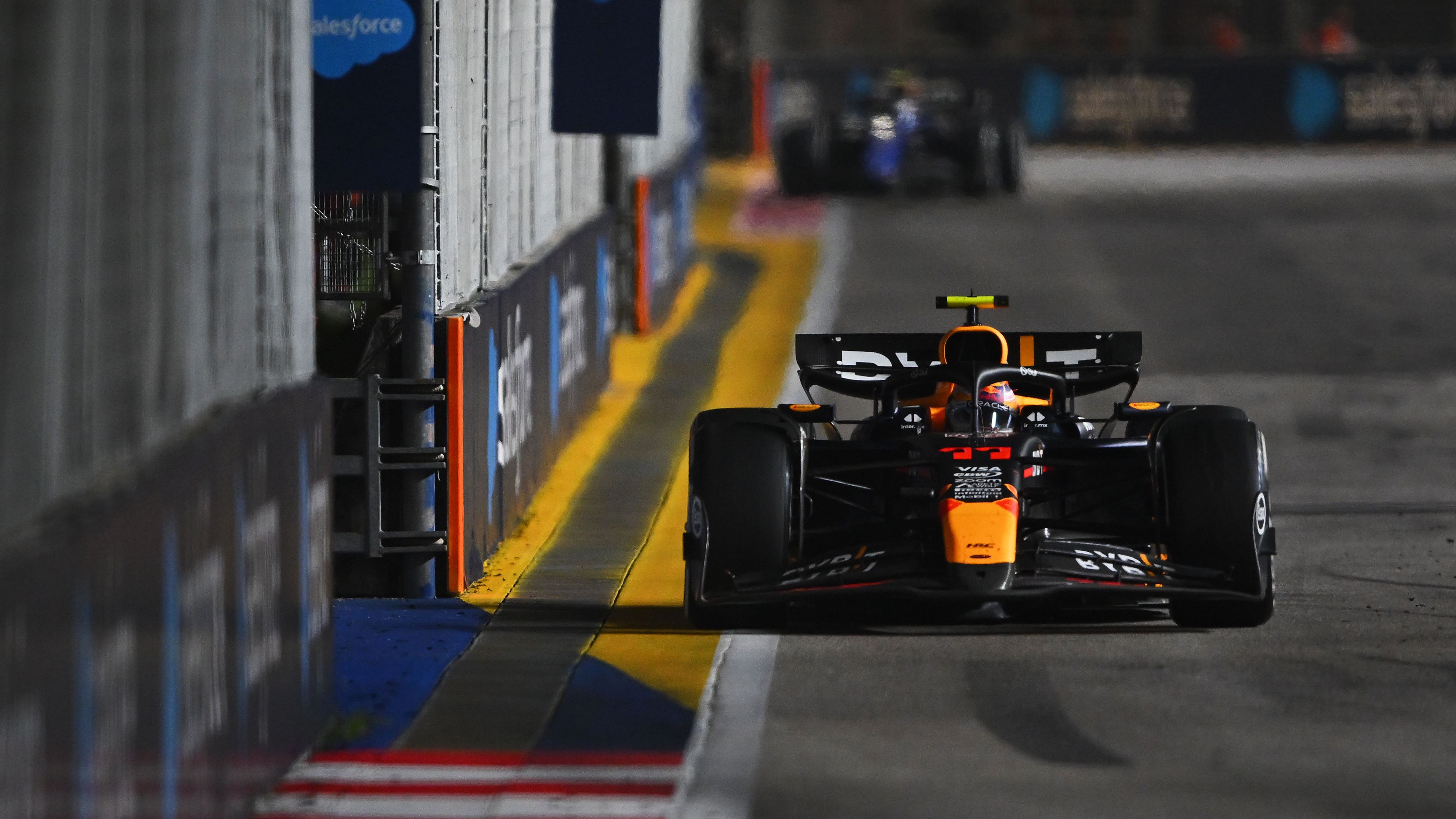 <strong>Verlierer: Sergio Perez</strong><br>Der zarte Aufwärtstrend, den Sergio Perez zuletzt in Baku gezeigt hat, verpuffte in Singapur komplett. Anders als in Aserbaidschan sah er gegen Teamkollege Verstappen so gar kein Land und schied am Samstag bereits in Q2 aus. Im Rennen rettete er geradeso einen Punkt ins Ziel. Mit dem Mexikaner in dieser Form wird Red Bull in der Konstrukteurs-WM keine Chance gegen McLaren haben.