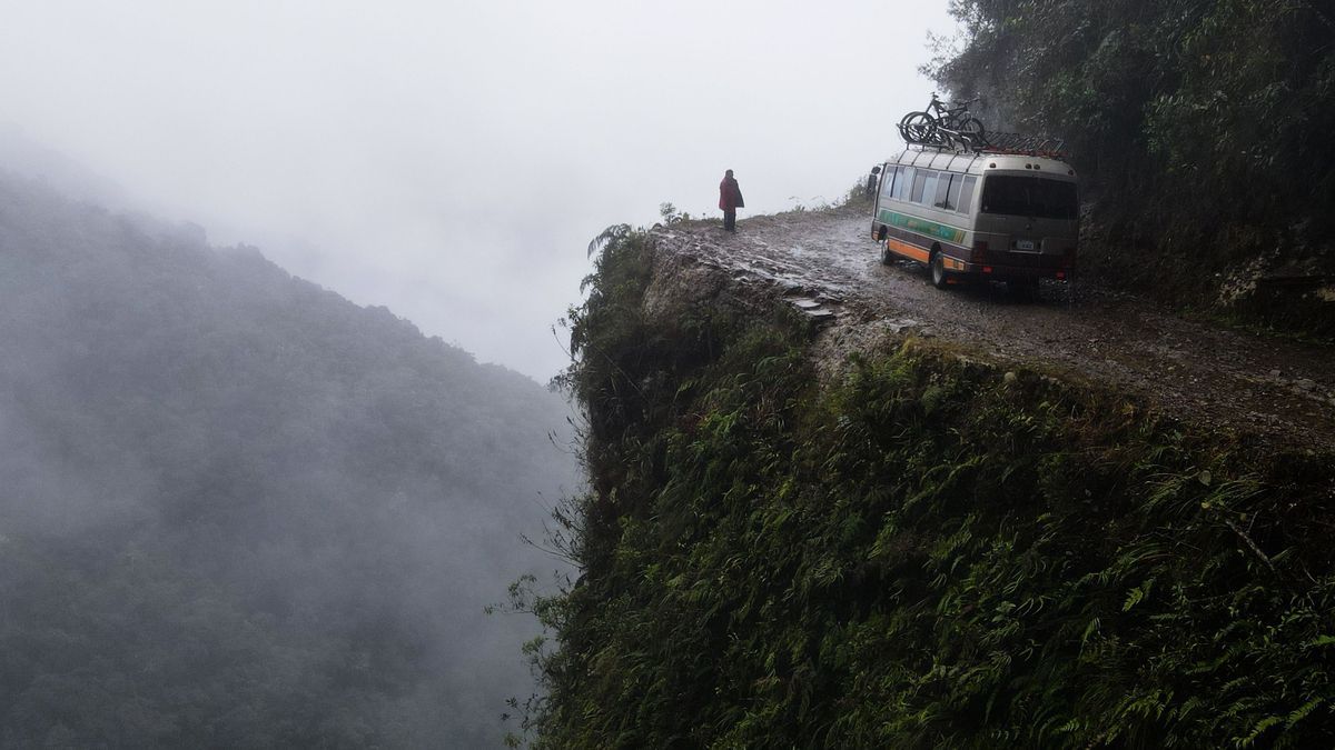 Fahrt am Abgrund: Die Yungas Road in Bolivien gilt als Todesstraße und gefährlichste Straße der Welt. Nebel, Schlamm und Erdrutsche wurden schon viele Reisenden zum Verhängnis.