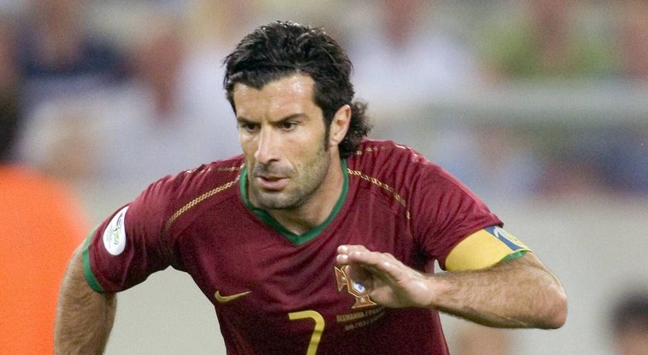 
                <strong>Luis Figo</strong><br>
                Luis Figo (Portugal)Er war der Leader der "goldenen Generation" Portugals, die letztendlich ohne Titelgewinn blieb. 2004 stand Figo an der Seite des blutjungen Cristiano Ronaldo im EM-Finale (0:1 gegen Griechenland) vor heimischer Kulisse. Zwei Jahre später stürmte Portugal bis in Halbfinale der WM vor. Weiter ging es aber nicht. Im Vereinsfußball staubte der Weltfußballer des Jahres 2001 je zwei spanische Meisterschaften mit Barcelona und Real Madrid ab. Mit den Königlichen gewann er auch die Champions League. Seine Karriere beendete er mit vier Meisterschaften in Serie mit Inter Mailand.
              